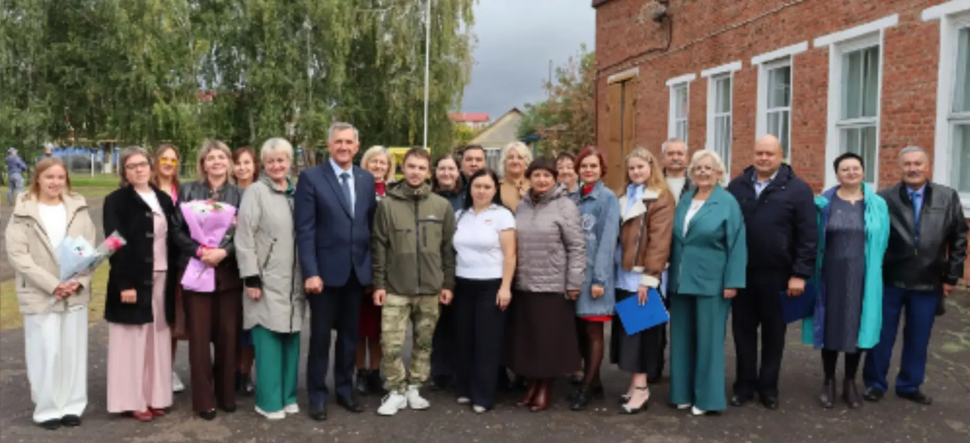 Сегодняшнее утро пахнет по-особенному: чуть влажной от росы  листвой, свежими страницам...
