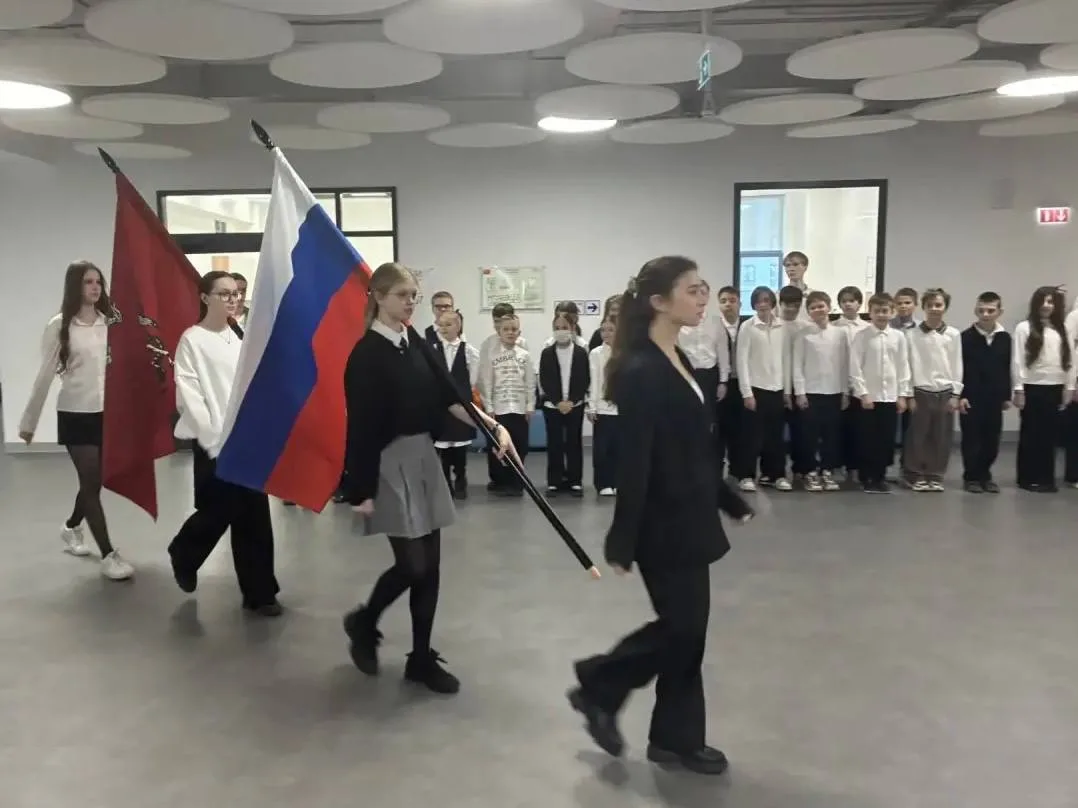 Торжественная линейка на Острове 🇷🇺  Понедельник - не повод хмуриться, а возможность красиво начать 