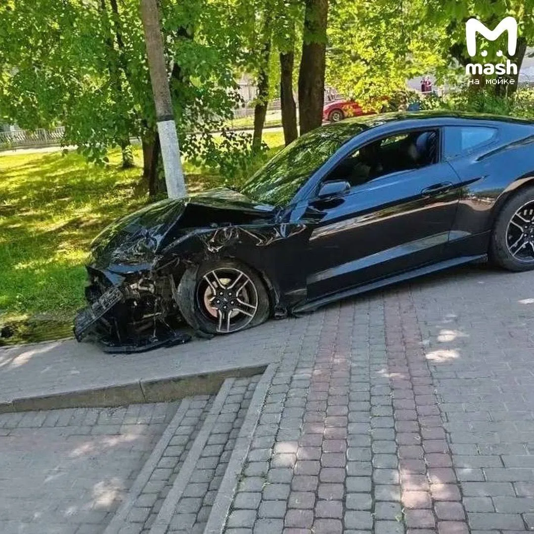 Депутат на спорткаре вылетел в сквер после жесткого ДТП в Приозерске