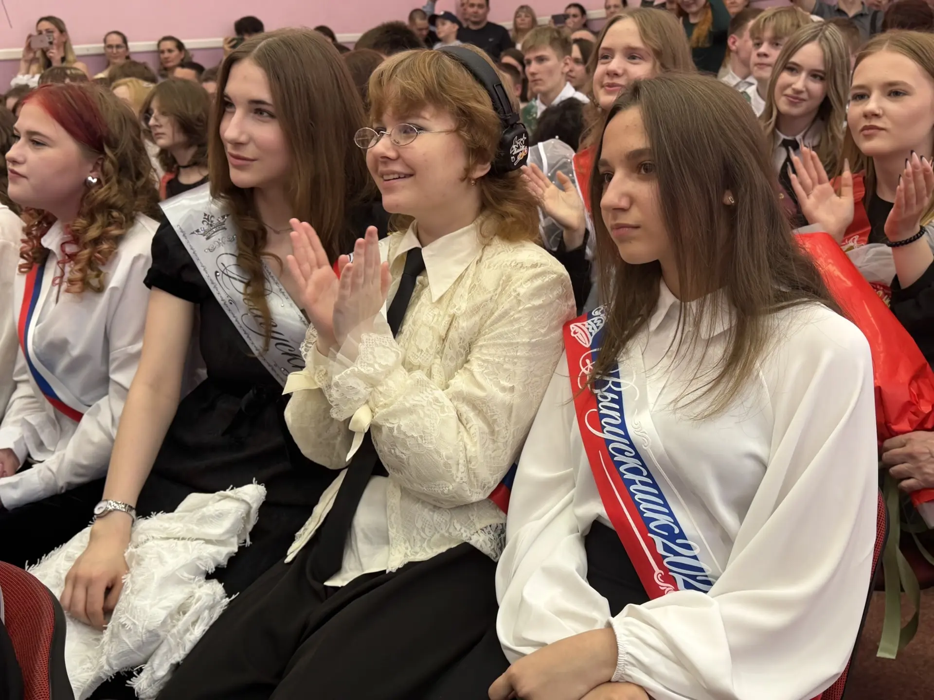 Слёзы на глазах и замирание сердца… Вот и прозвенел тот самый звонок 🔔   Сегодня мы провожаем в само