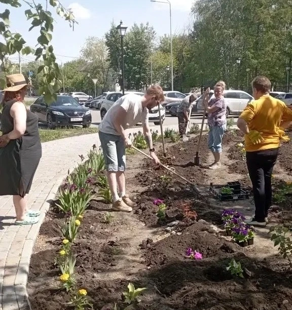 Клумба, которая радует глаз   Весна в Кургане вступила в свою активную фазу, поэтому в городе продол