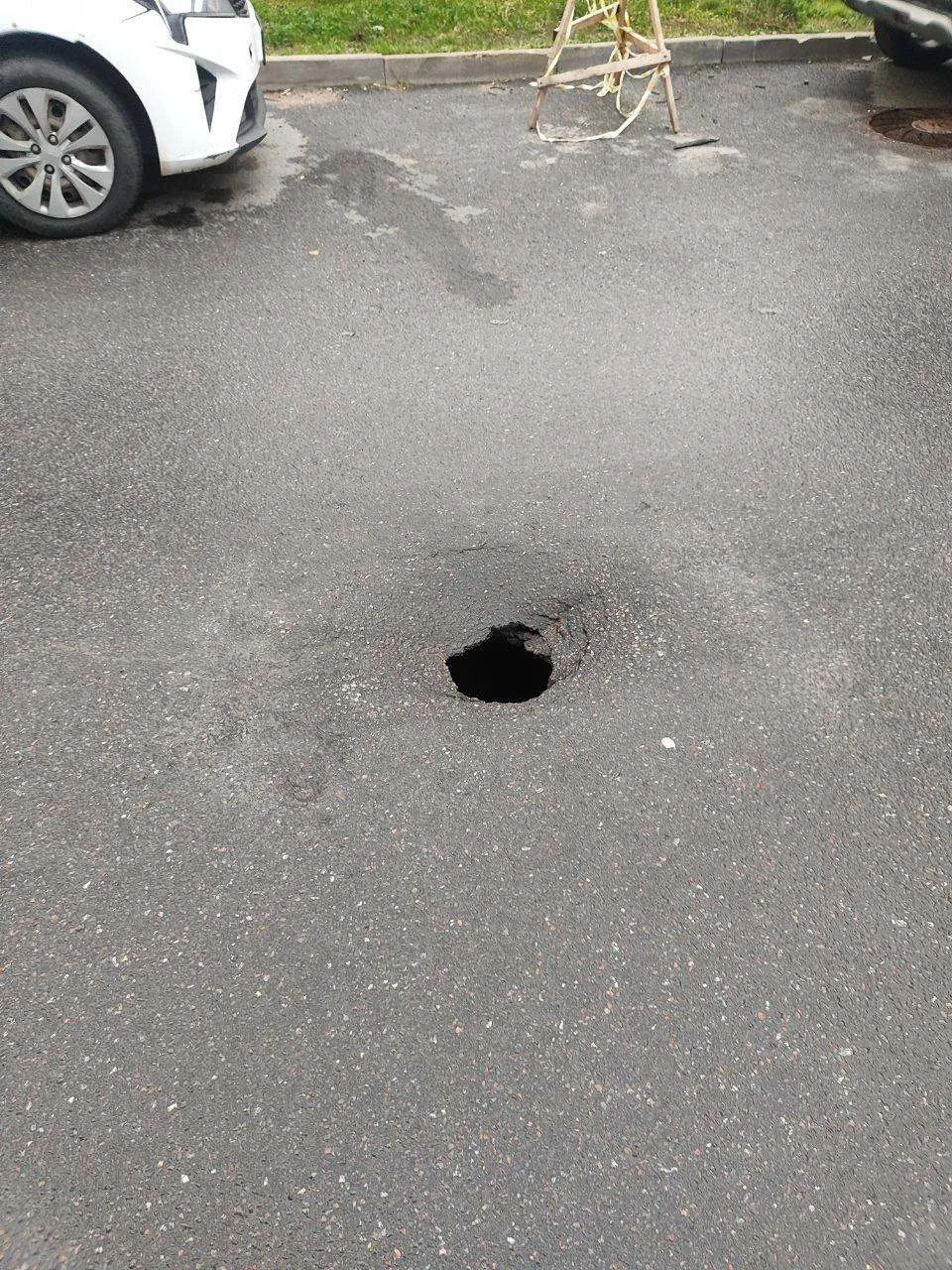 Воронцовский 19к1: во дворе необорудованная яма глубиной около 10 м. Будьте осторожны.