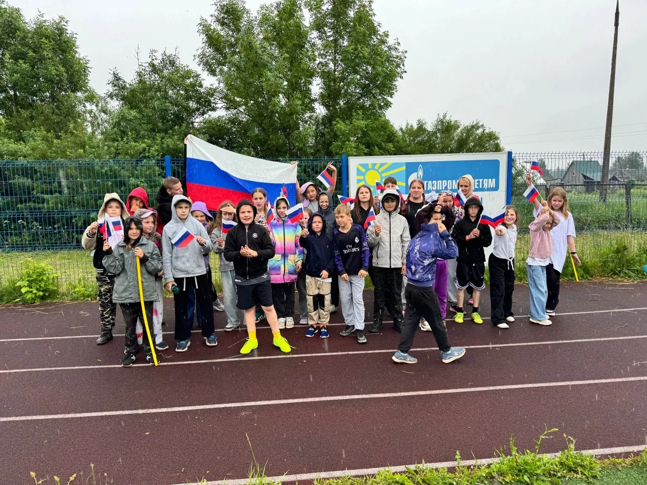 Вчера, в честь Дня России, состоялись дружеские эстафетные соревнования между командой лагеря "Радуг