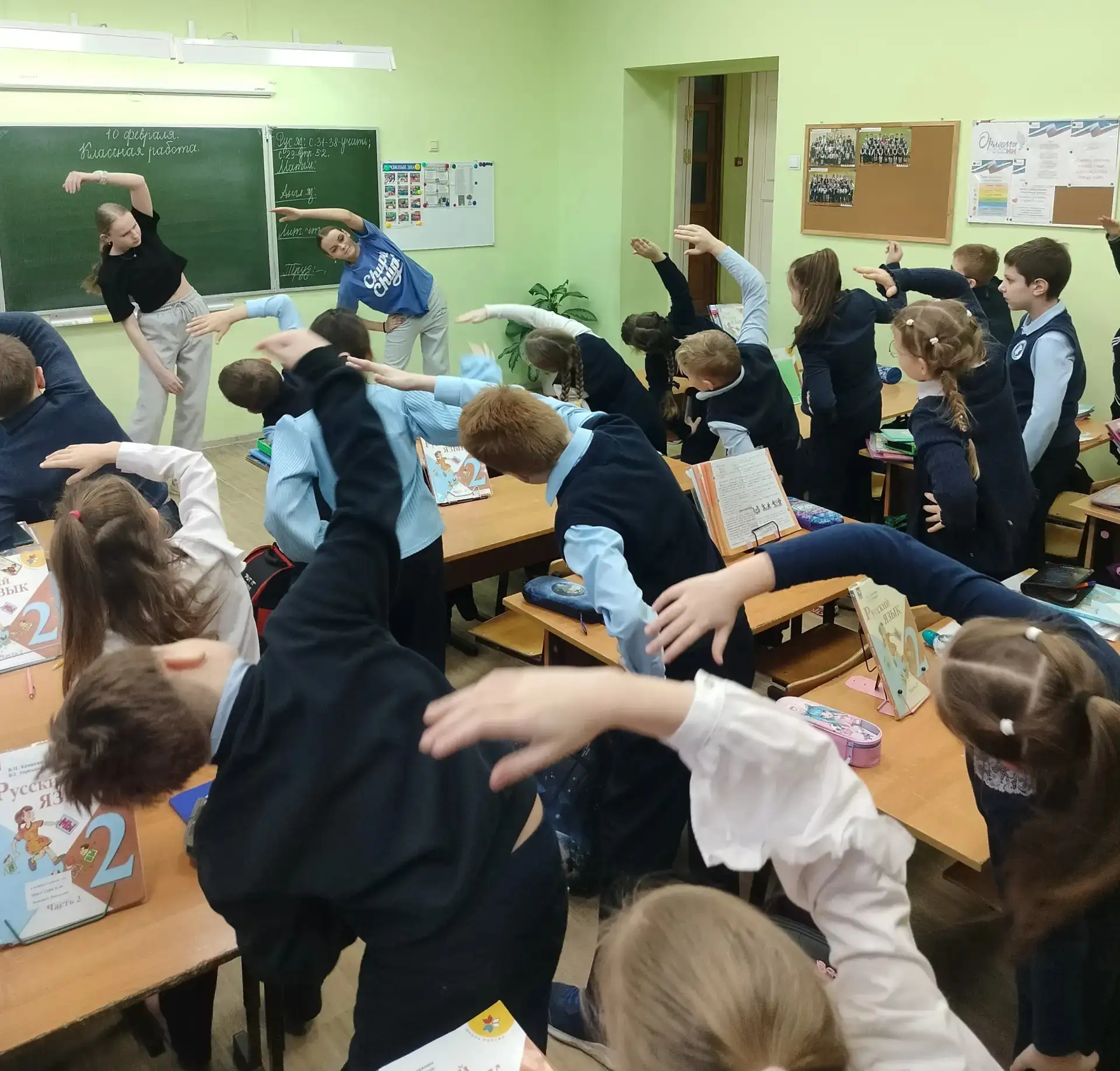 🕣 С чего начинается утро в воронежских школах? Нет, не со звонка на первый урок, а с улыбки, движени