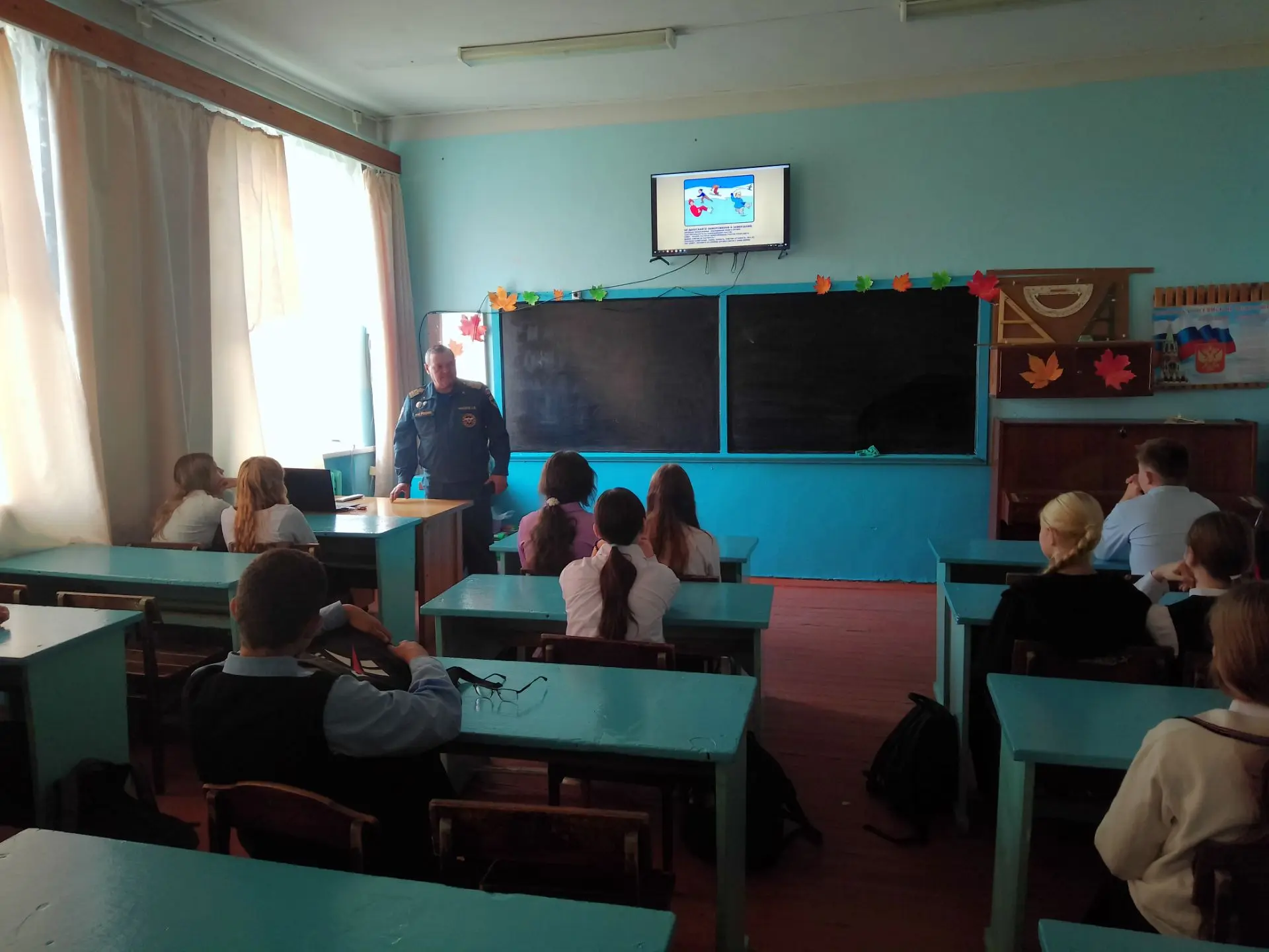 Сегодня для учащихся 6-8 классов была проведена "Минутка безопасности на водоемах в осе...