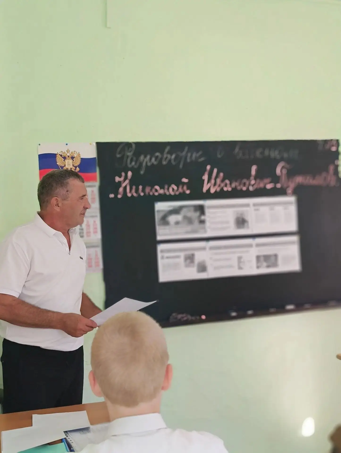 Каждый понедельник в нашей школе проводится линейка с поднятием флага и исполнением гим...