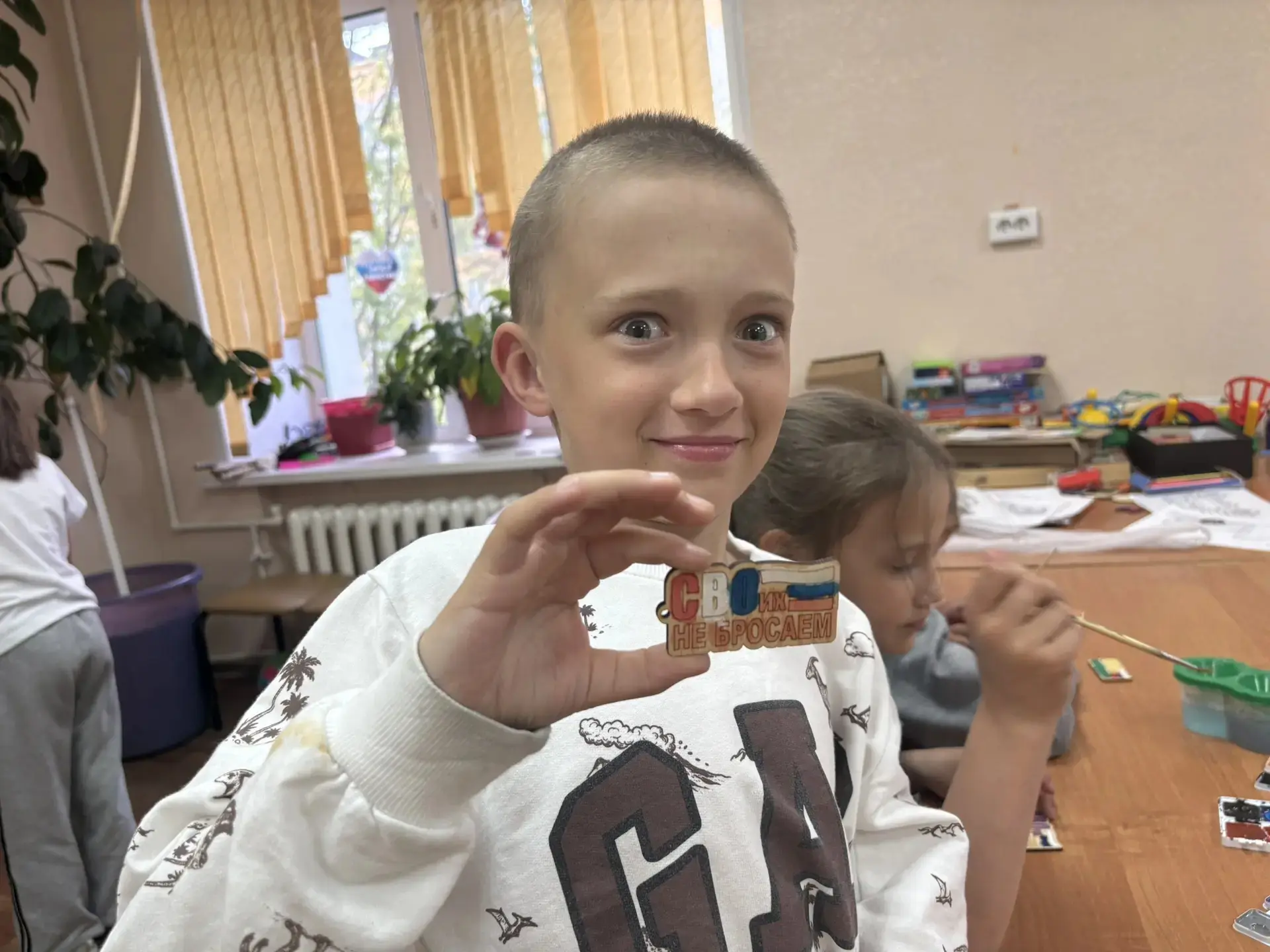 Творчество в поддержку!🎨

Ребята из нашего школьного лагеря творят добро своими руками! С большим с