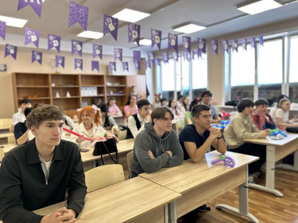 🎈 Детство вновь заглянуло в гимназию!  По доброй традиции в гимназии для выпускников прошёл День дет