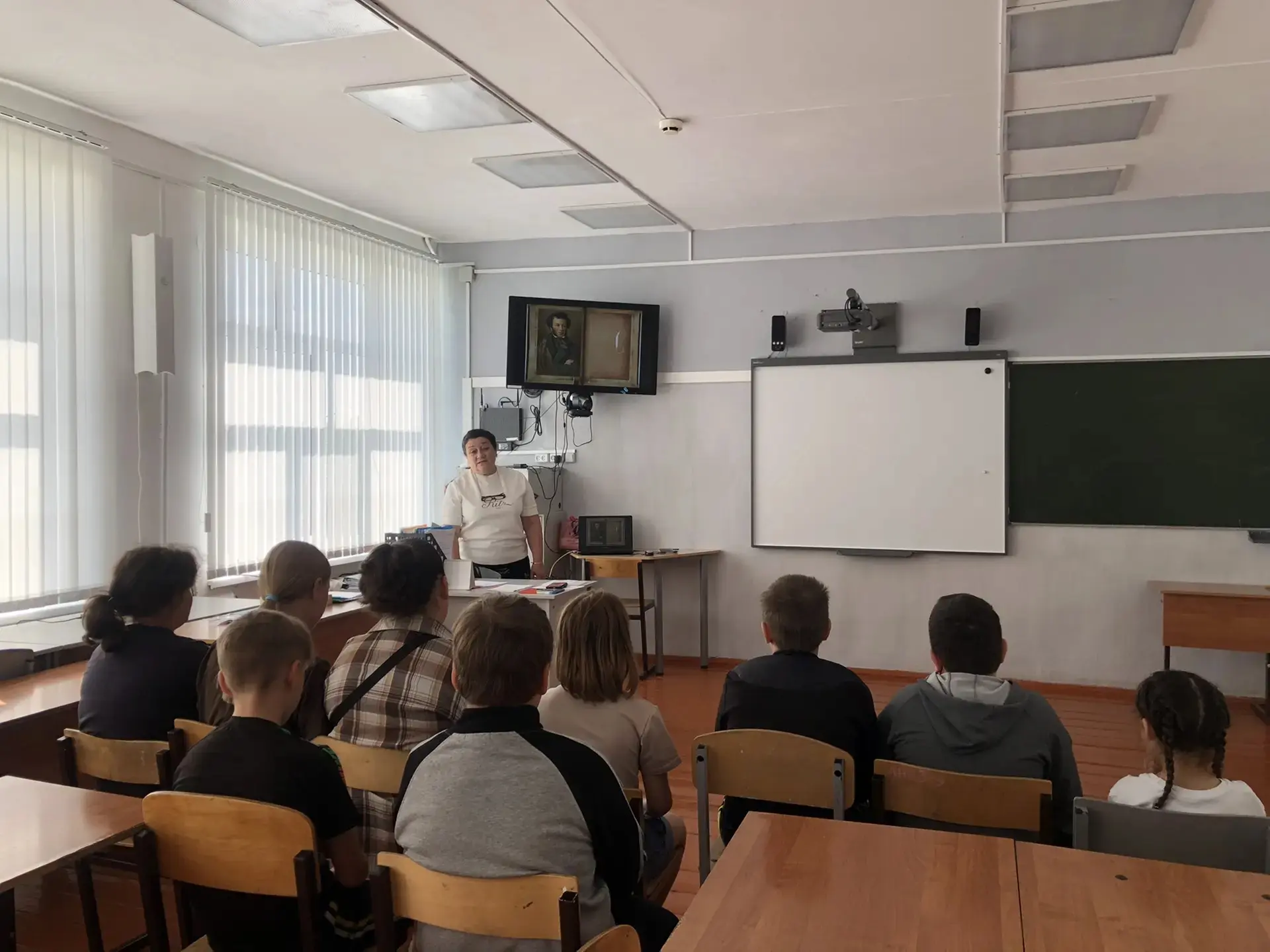 Мы погрузились в красоту  русского языка: читали стихи,  сочиняли короткие рассказы и  учились выраж