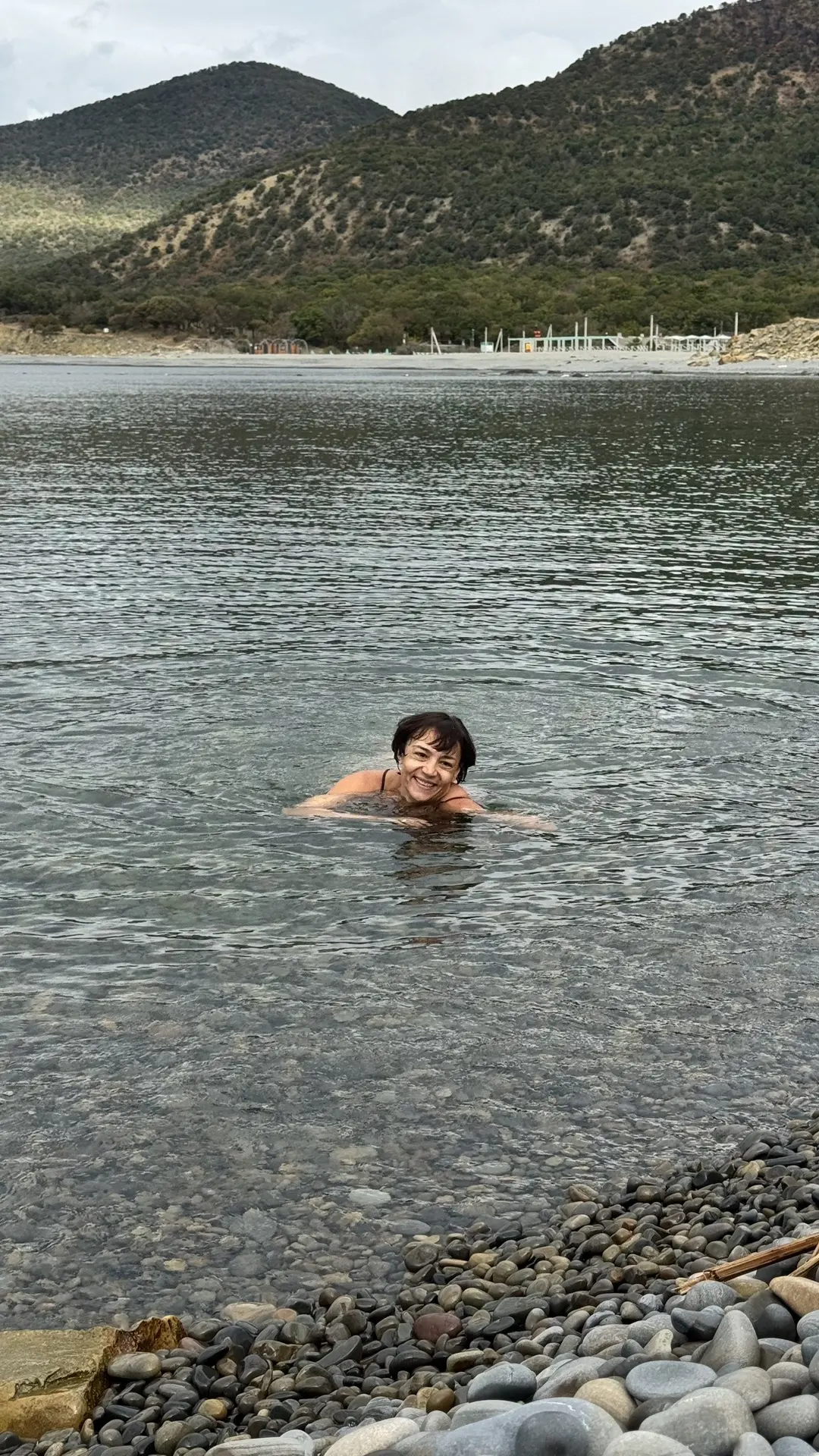 Я сегодня купалась.  Вода была приятно прохладная.  Мы долго гуляли, разгорелись хотьбо...