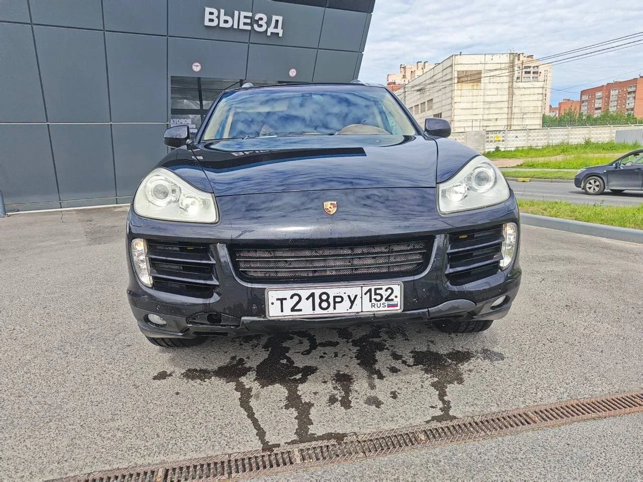 Porsche Cayenne S 2007, 384л.с.

Черный на коричневом
2-х зонный климат контроль, электро фаркоп
Дви