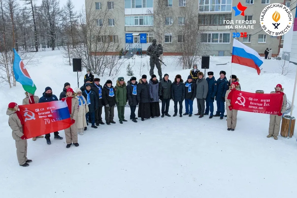 Открыли сегодняшний день возложением цветов в память о тех, благодаря кому 95 лет назад появился наш