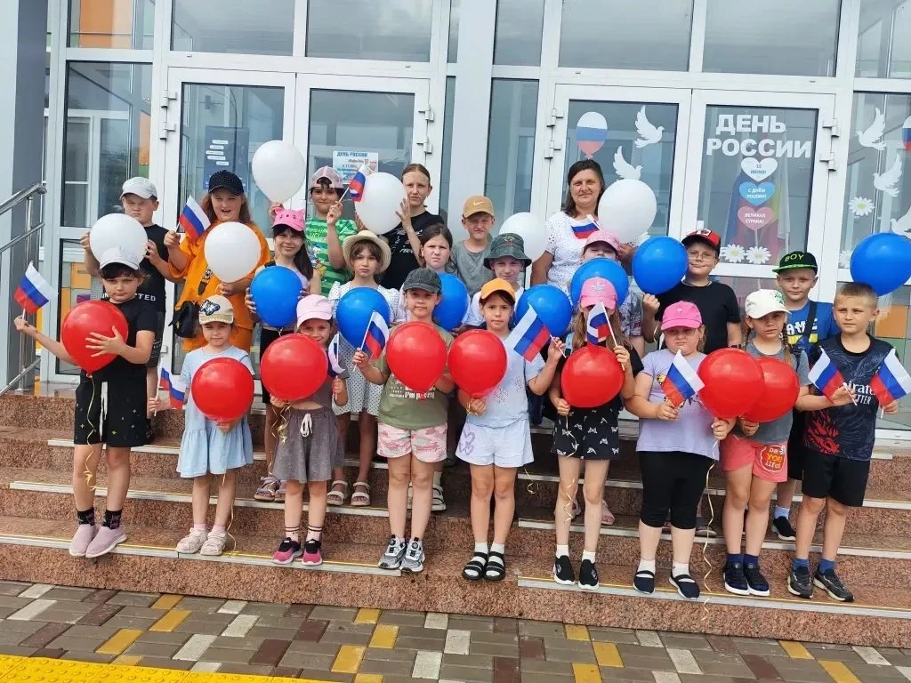 Сегодня в пришкольном лагере "Родники" МБОУ СОШ N43 состоялось яркое празднование Дня России🇷🇺🇷🇺