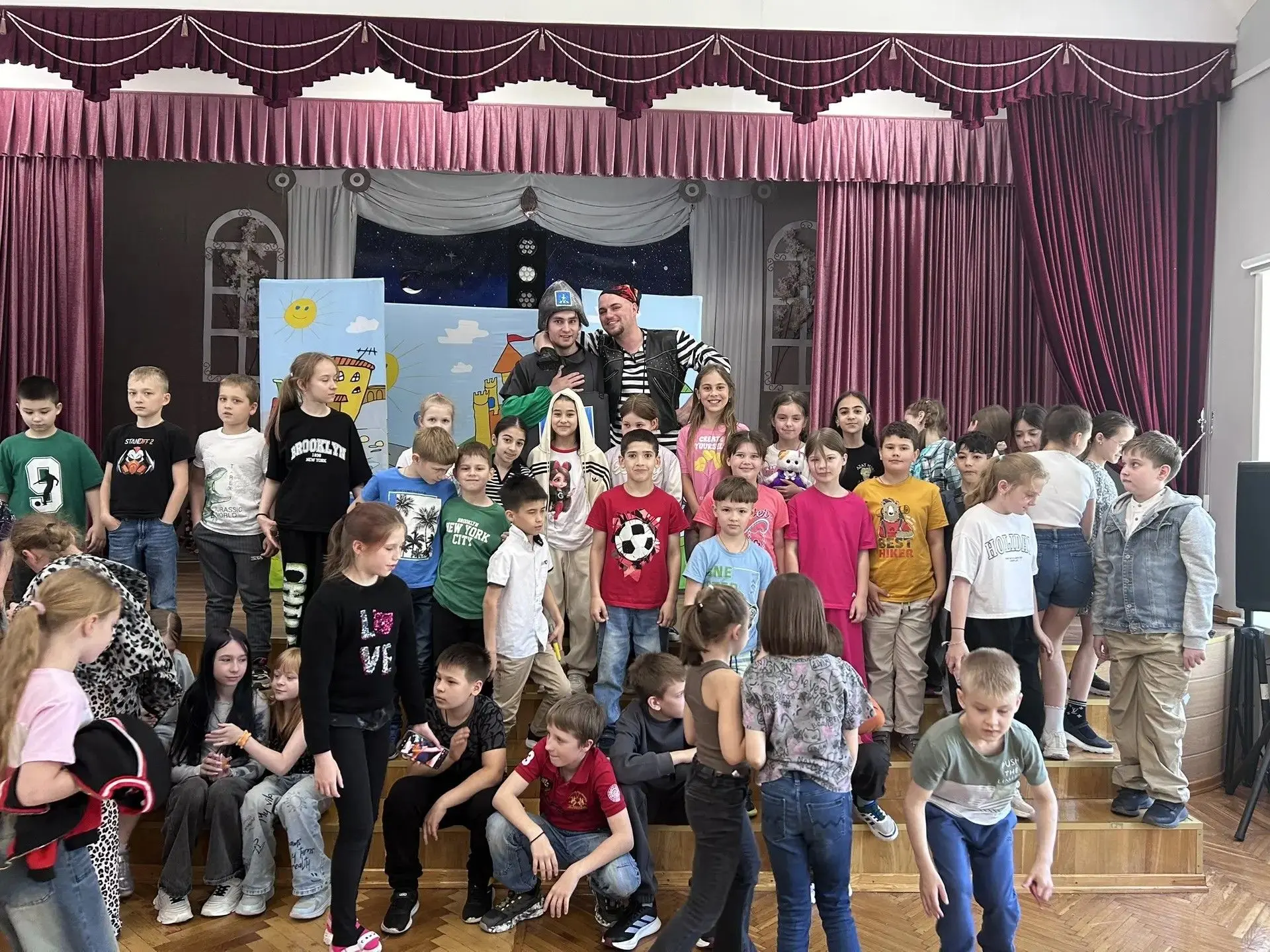 Обзор прошедших дней в лагере «Озорная пчёлка» ☀️🐝

Ребята посмотрели спектакль «Приключения жёлтой