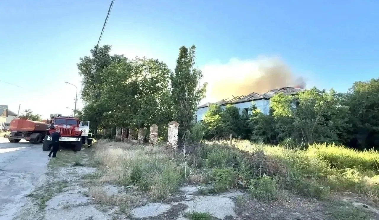 ⚡️ В Дубовке сгорела заброшенная детская больница: тушили почти 4 часа

Пожар в пустующем здании обо