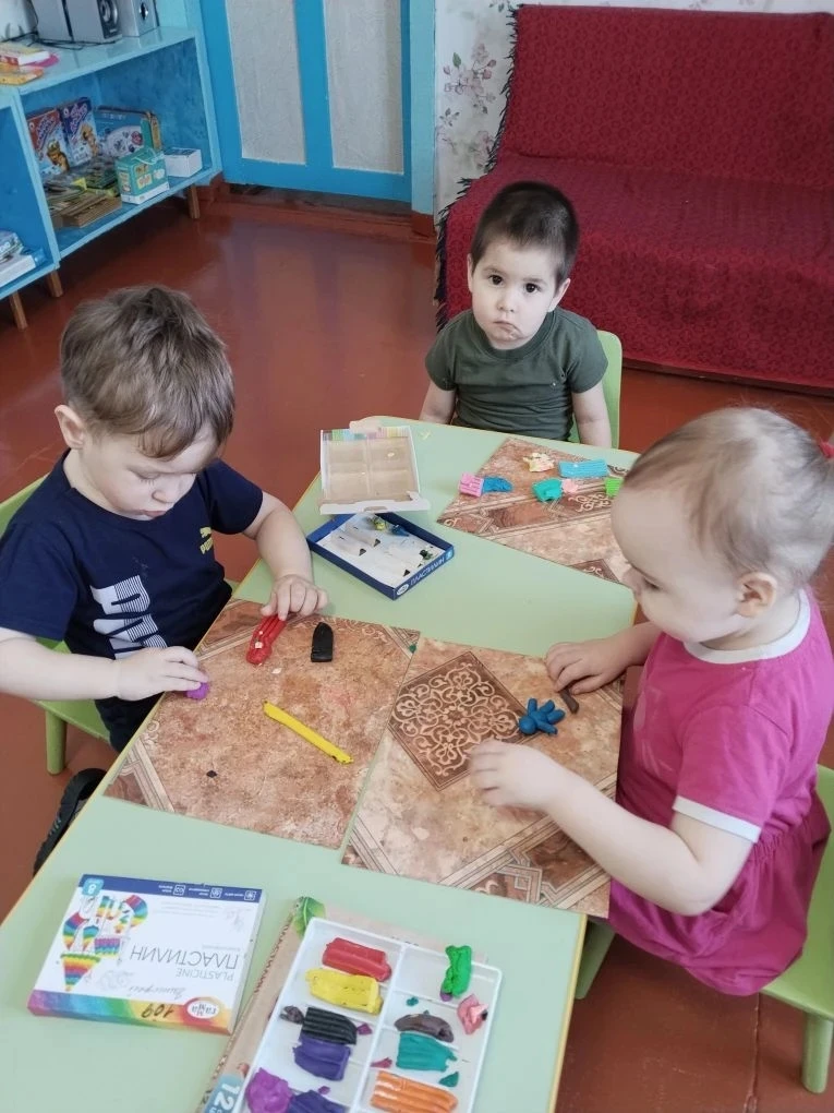 Сегодня в детском саду прошло увлекательное занятие по лепке на тему «Космонавт в откры...