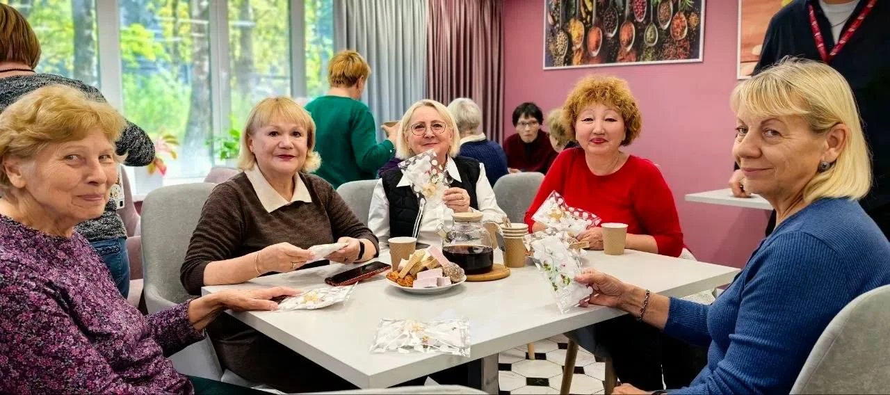 💐 В Тёплом Стане поздравили старшее поколение