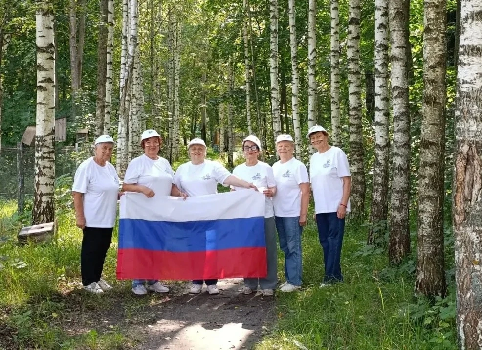 🇷🇺Гордость за страну: «серебряные» волонтеры Шумерли отметили День государственного ф...