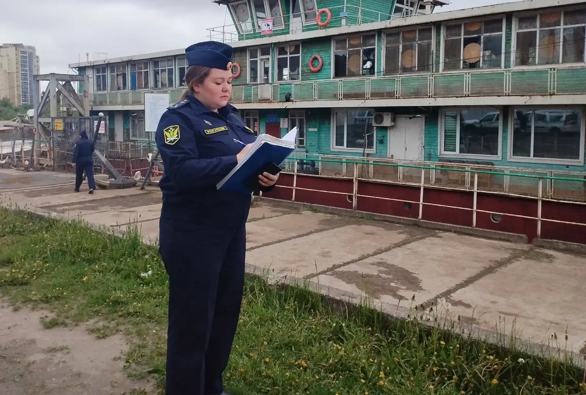 С реки убрали «Поплавок» и два ржавых теплохода ⚓️Сегодня с акватории у Речного вокзала отбуксировал