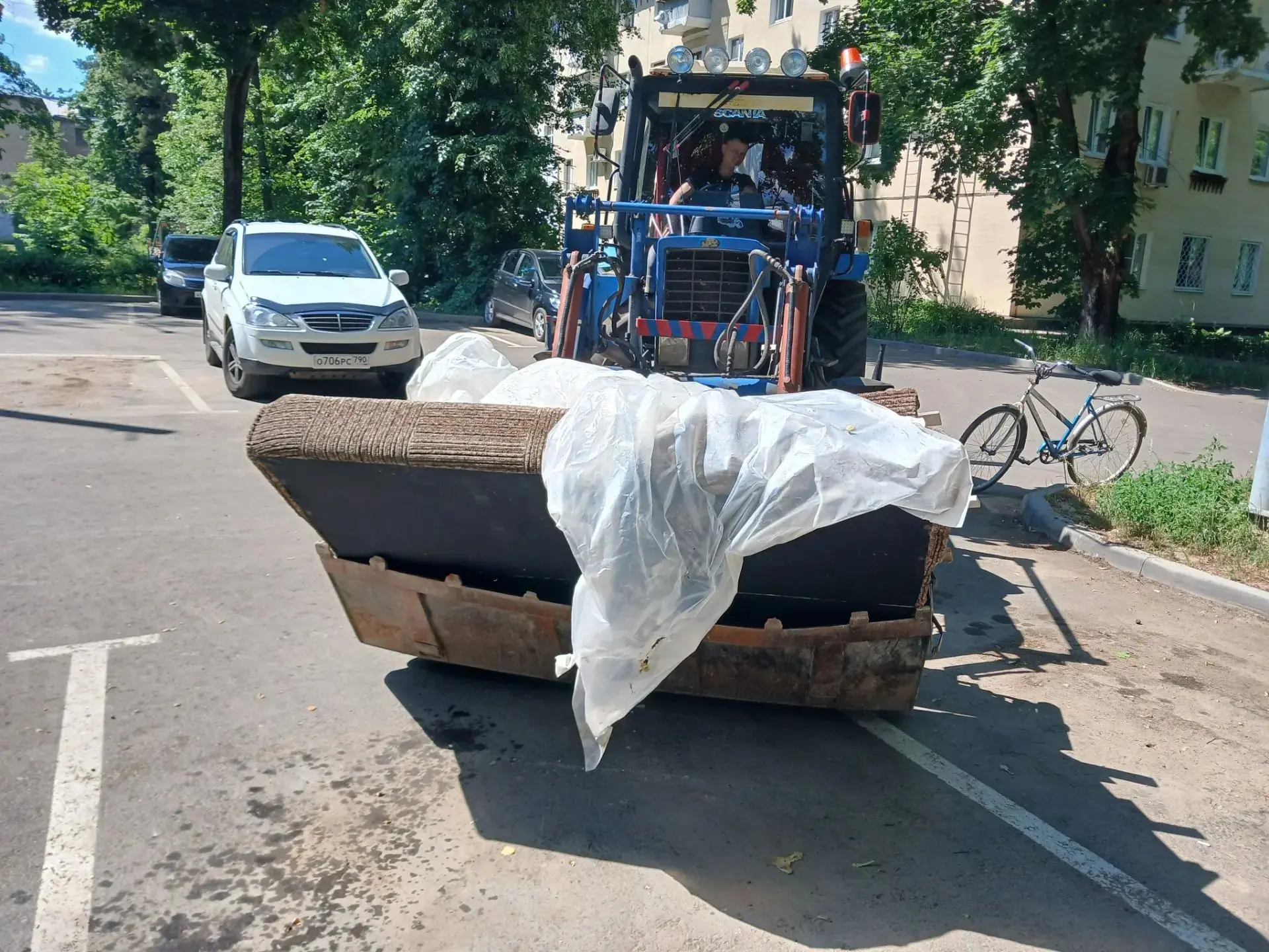 Сегодня вывезли крупногабаритный мусор от МКД ул.Авиационная 7, ул. Комсомольская, 1, ул. Московская