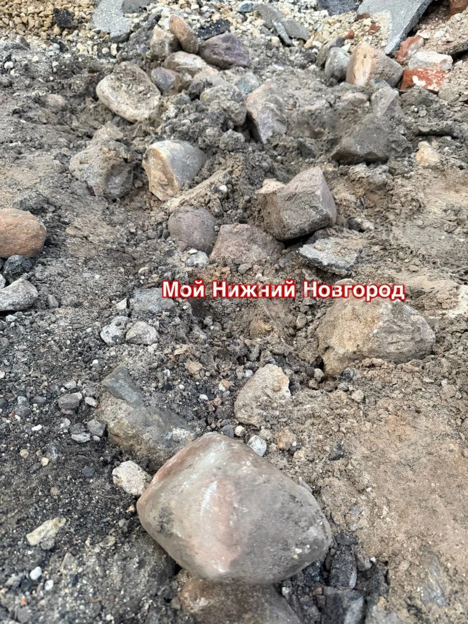 🪨 Фрагменты исторической булыжной мостовой показались на улице Маслякова во время доро...