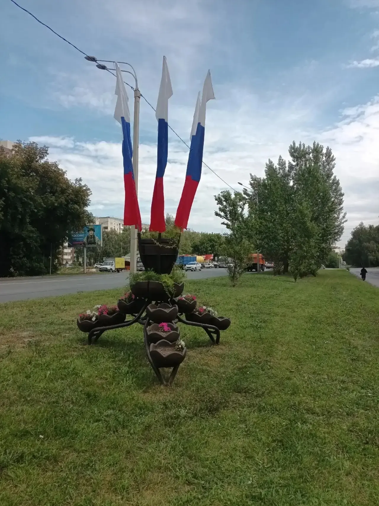 Ко Дню Государственного флага Российской Федерации украсили Индустриальный район