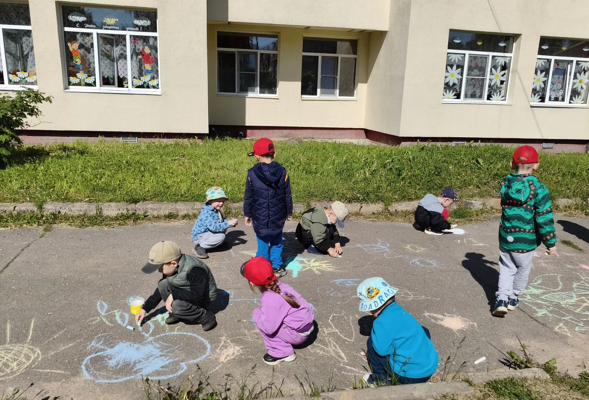 🎨 В нашем детском саду прошёл замечательный фестиваль рисунков на асфальте — «Мир глаз...