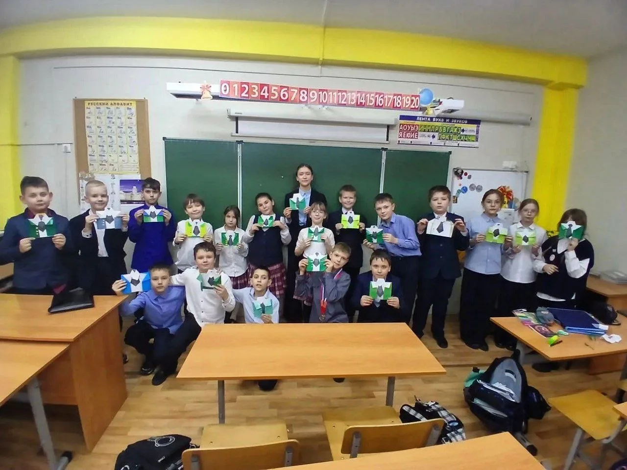 🎉 С духом патриотизма и гордостью за наших защитников наставники-старшеклассники провели серию масте
