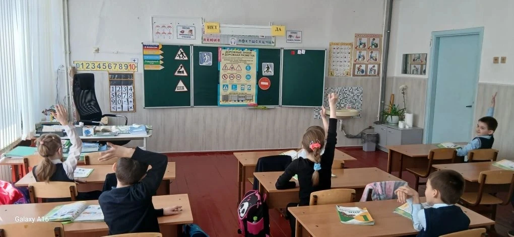 🚦 Сегодня наши ученики 1 "Е" класса сделали важный шаг к безопасности на дорогах!  Они закрепили сво