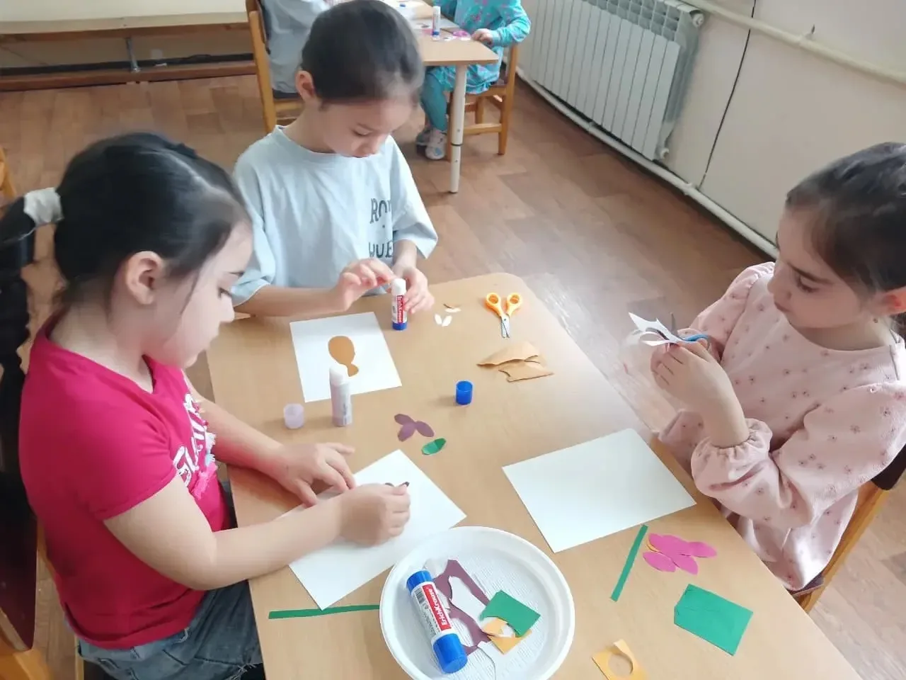 ✂️Аппликация и работа с ножницами — это важные занятия для детей в детском саду. Они по...