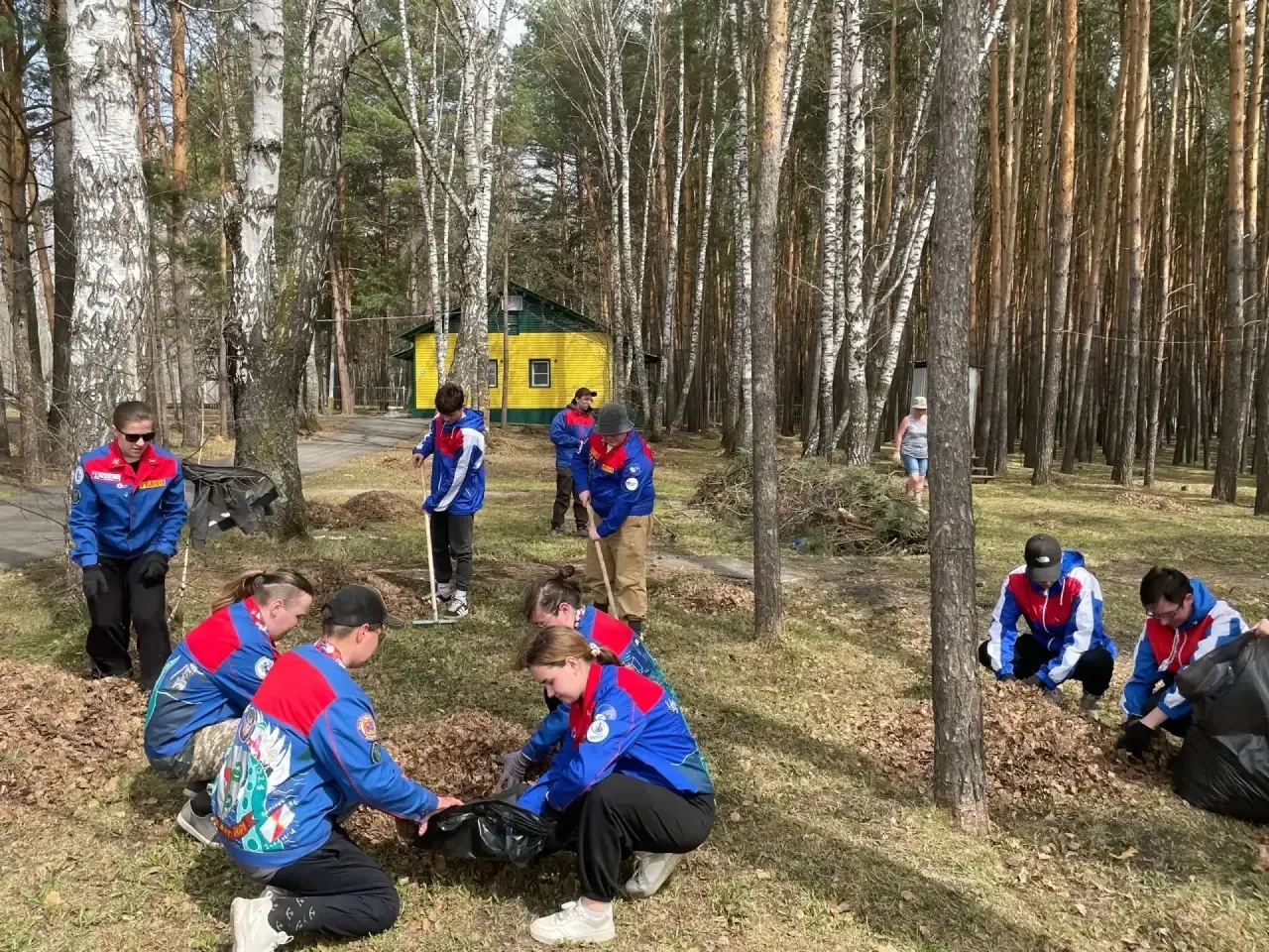 Студенческие отряды Кузбасса помогают готовить детские лагеря к лету.  Уже совсем скоро сюда приедут