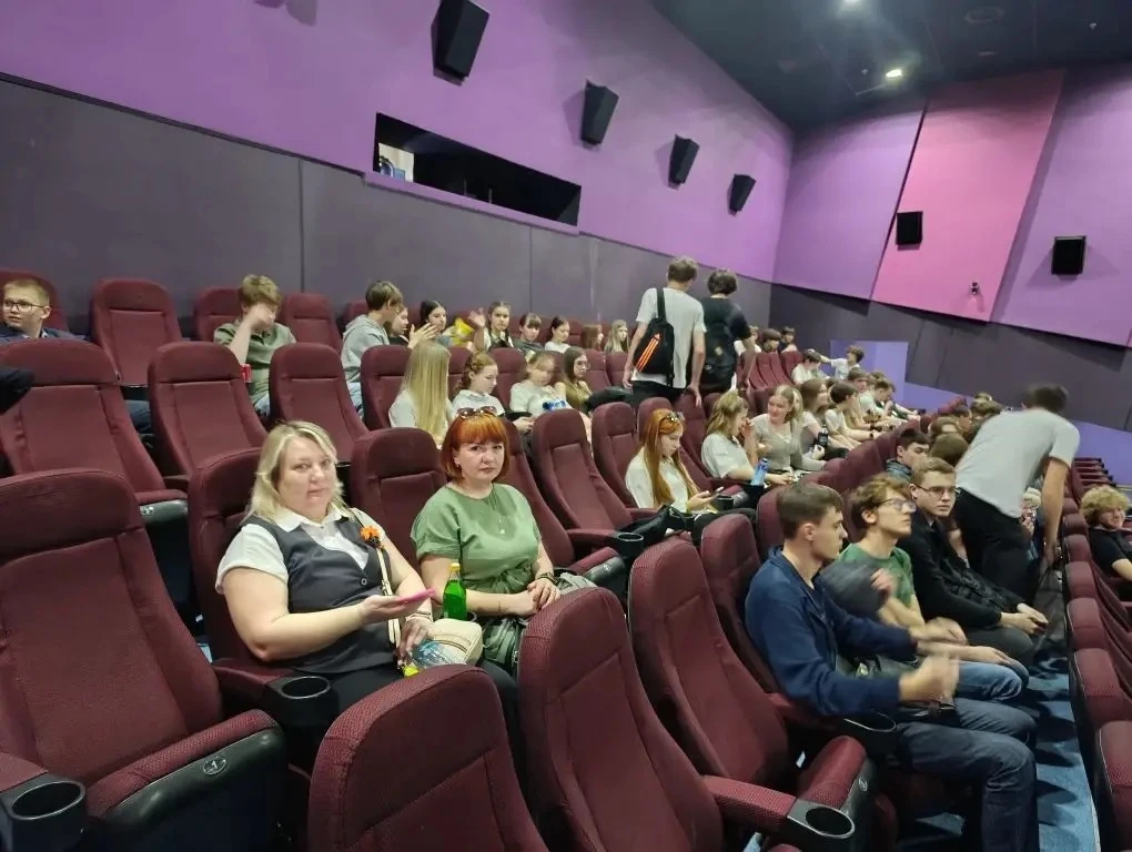🎬 «Литвяк»: история легендарной лётчицы  Учащиеся 8А, 8Б, 8В и 8Г классов посетили кинотеатр «Гриннф