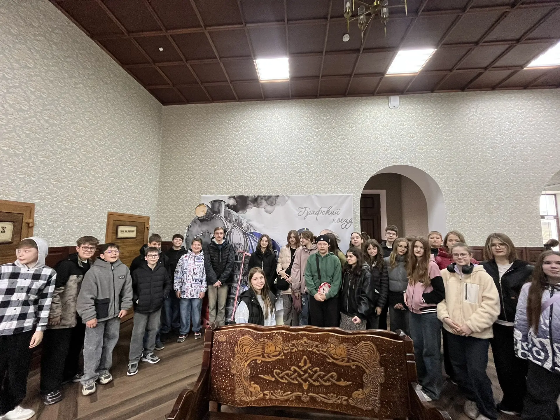 🎼 Путешествие в эпоху: 6Г и 6Д на Графском поезде 🚂  Вот это день! Ученики 6Г и 6Д классов совершили