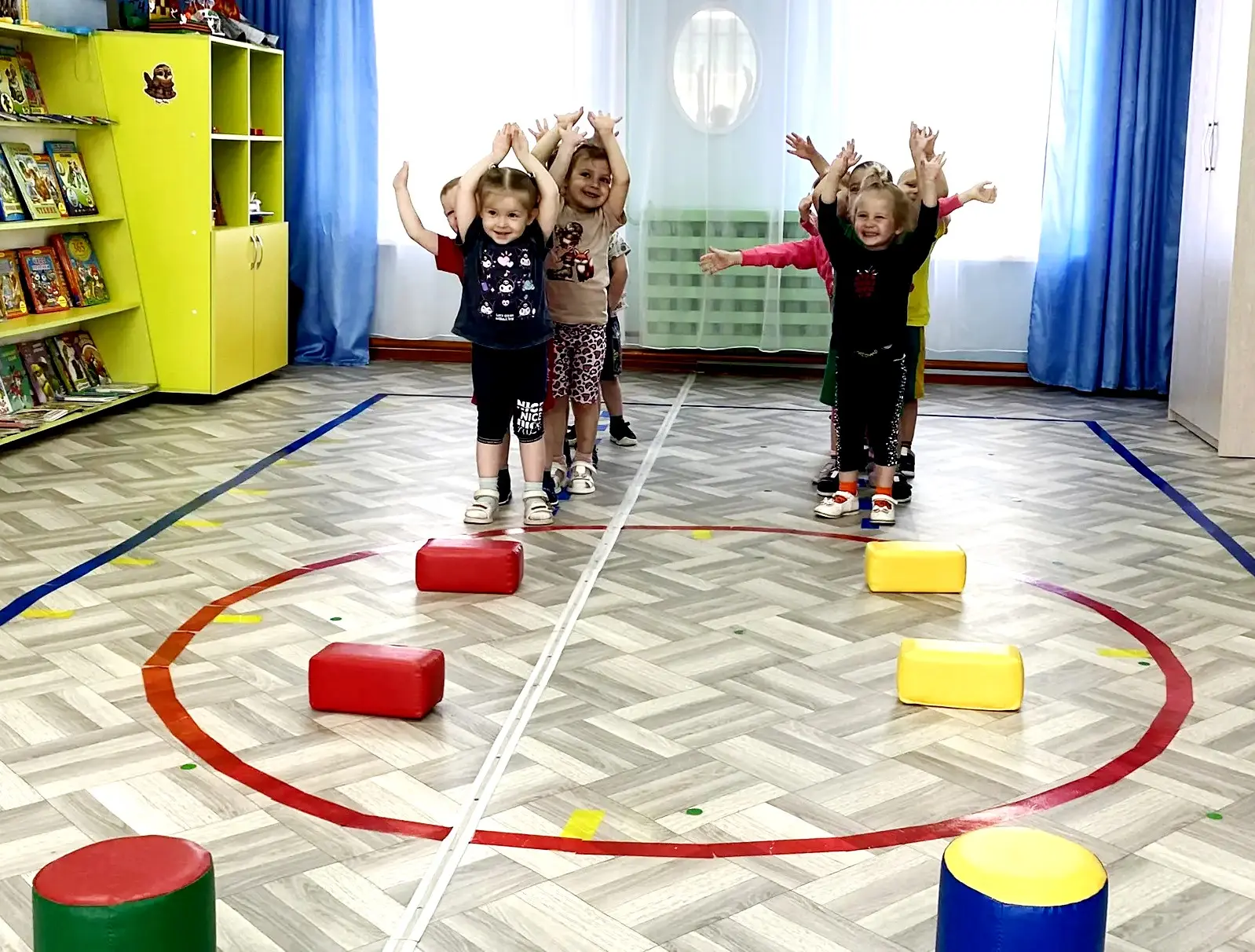 😃 Спорт, игра и чуточку волшебства!

В младшей разновозрастной группе "Ромашка" сегодня шумно и вес