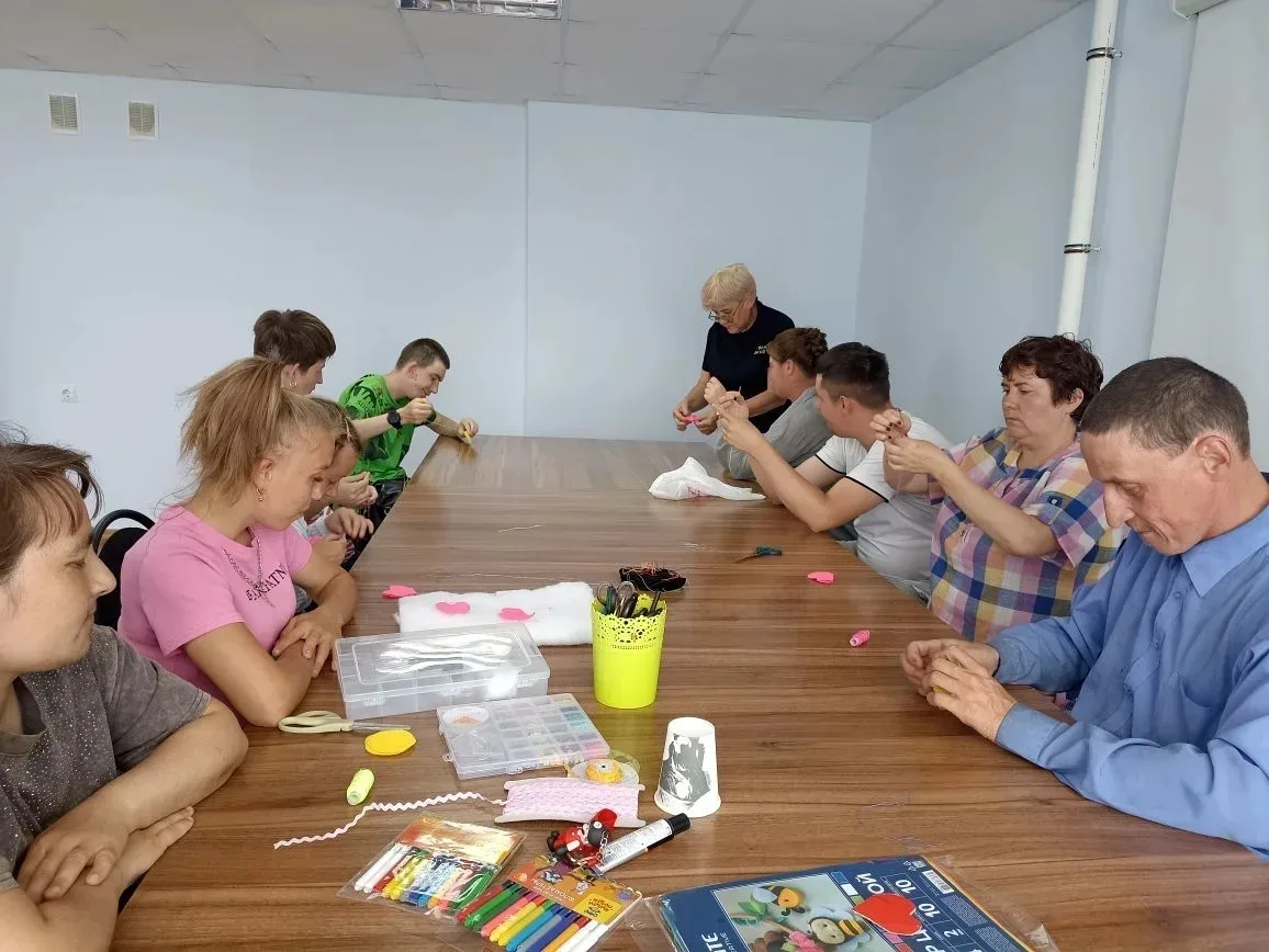 Специалисты ОСПСД провели занятие с получателями соц.услуг  по изготовлению брелоков для ключей.  Та