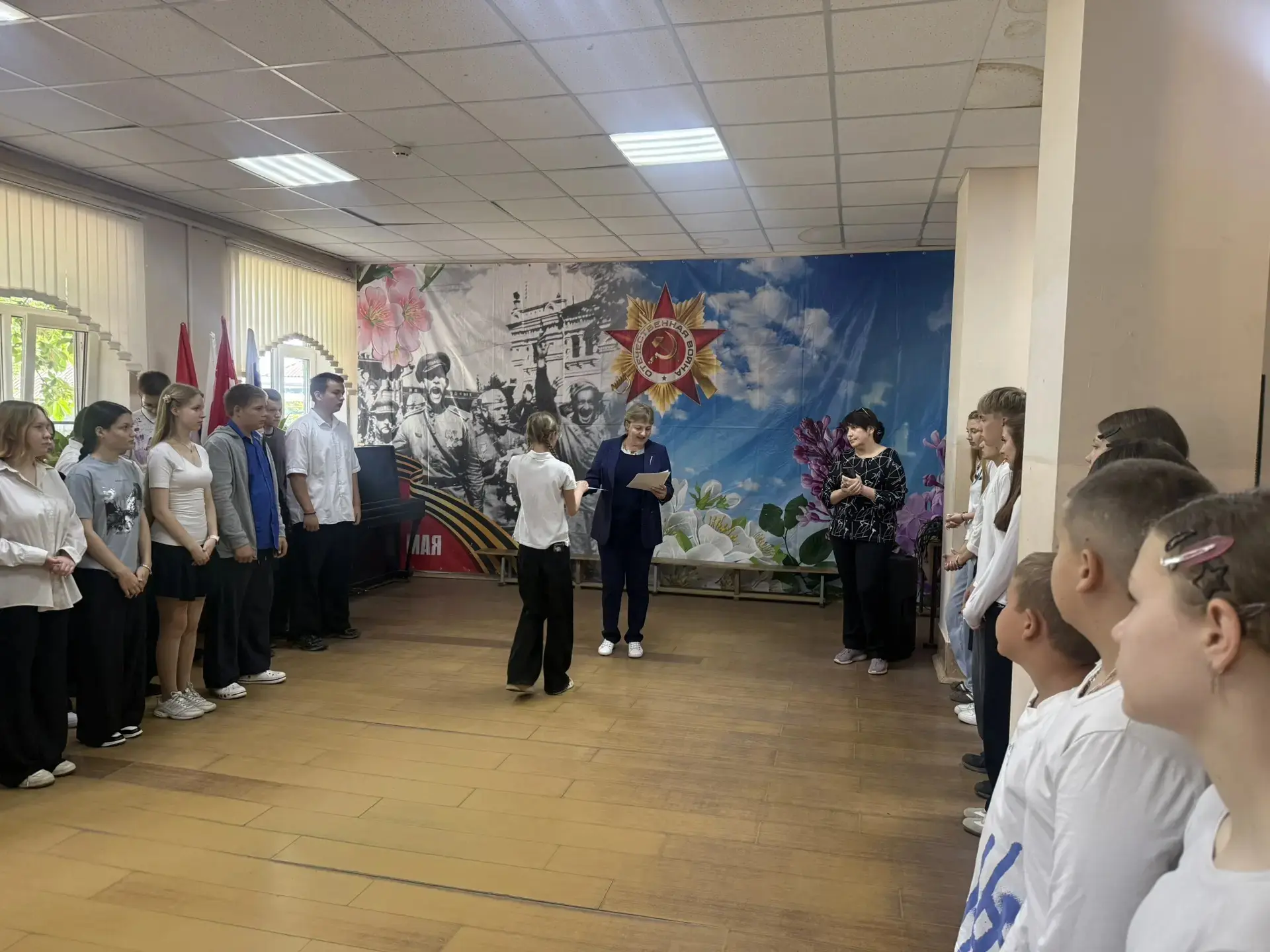 Традициионная церемония  поднятия Государственного флага РФ и исполнение гимна