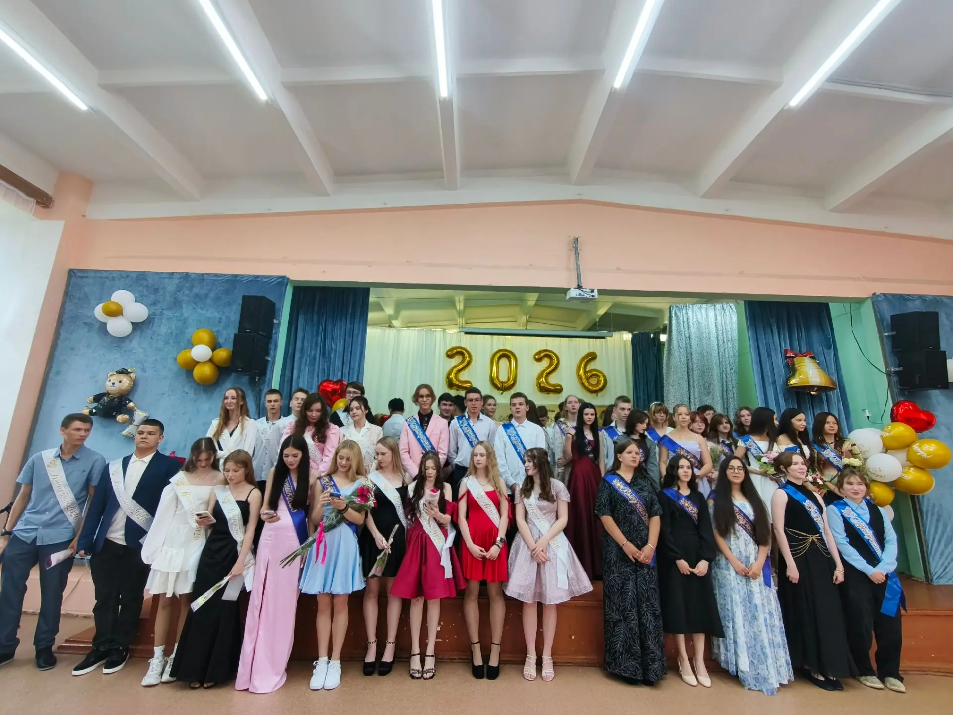 🎓 Первые важные документы в руках!

Сегодня в нашей школе прошло торжественное вручение аттестатов 