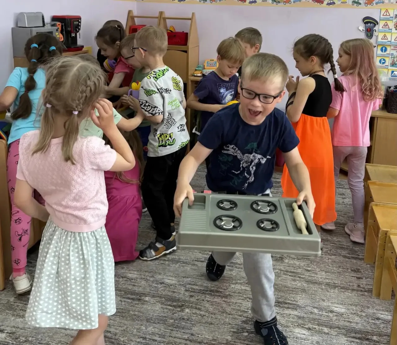 🏡 В «Озорных дельфинчиках» прошёл необычный конкурс, где ребята учились принимать гостей и вспомина