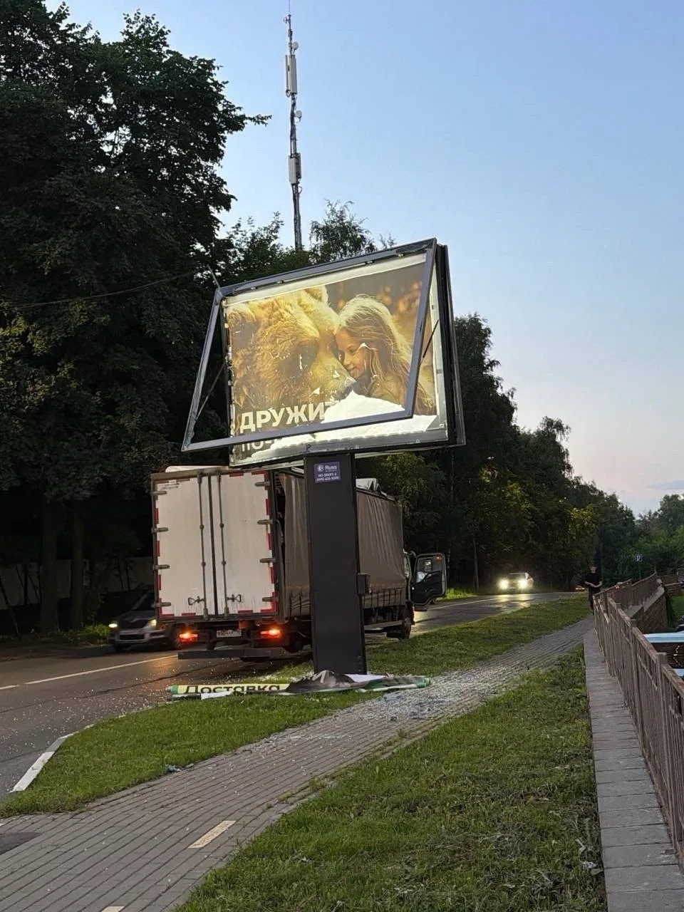 🤯 На Ленинском проспекте, 24 водитель большегрузного автомобиля неверно оценил габариты и задел куз