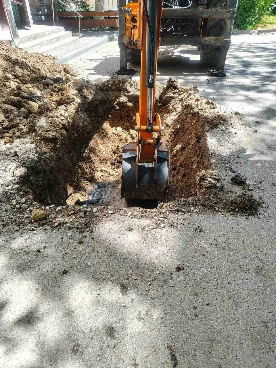 По адресу: ул. Октябрьская, 424, выполнено разрытие грунтового основания и оборудовано временное огр