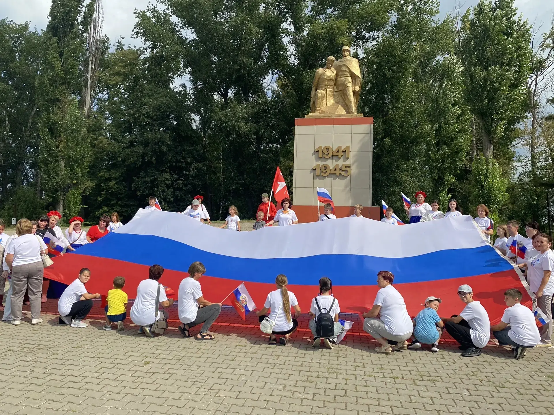 Праздник народный, праздник красивый —