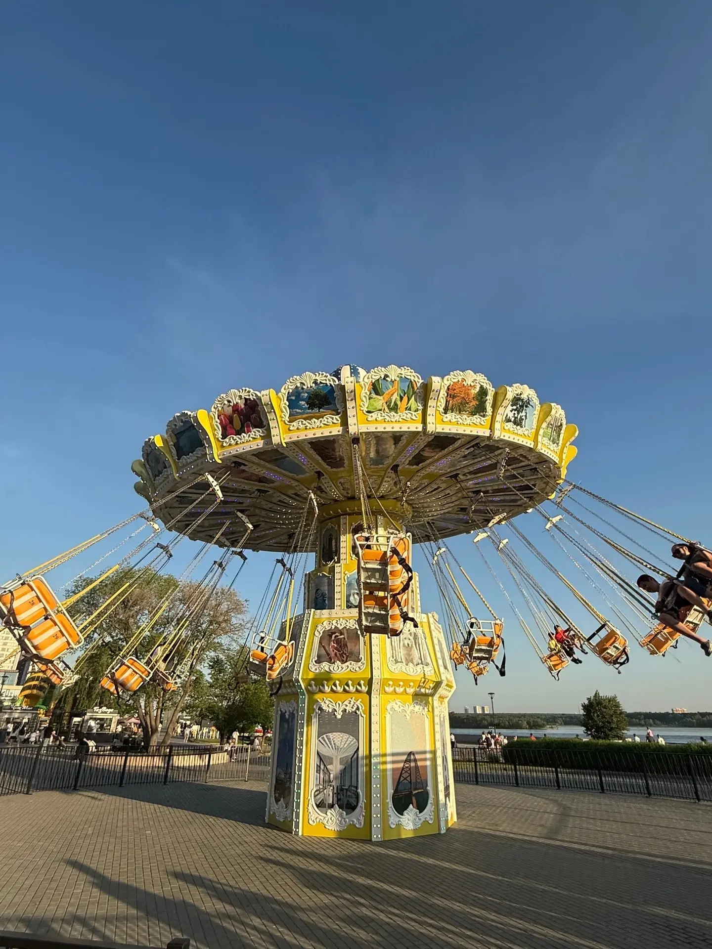 🎡🎠А вы знаете, что помимо Венецианской карусели на Михайловской набережной есть еще необычная цепо