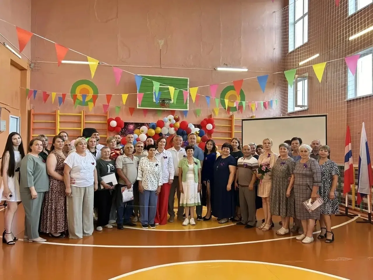 26 июня мы торжественно отметили 45-летие Богдановской школы! В этот день мы с радостью встретили 
 