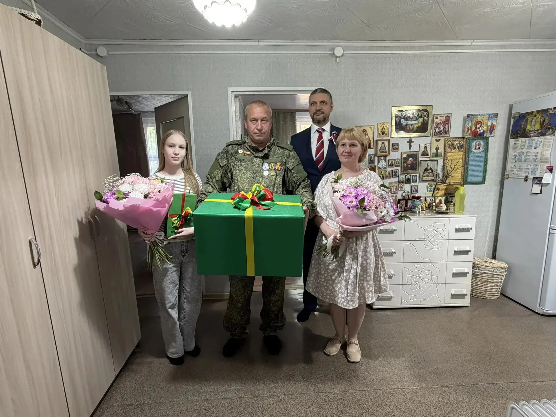 В Новой Чаре навестил семью участника СВО Юрия Ковалёва

Юрий Юрьевич поехал защищать Родину в 2022 