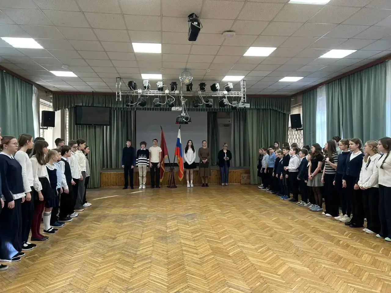 Настраиваемся на продуктивную неделю!  🇷🇺Утро понедельника начинаем по традиции — с поднятия государ