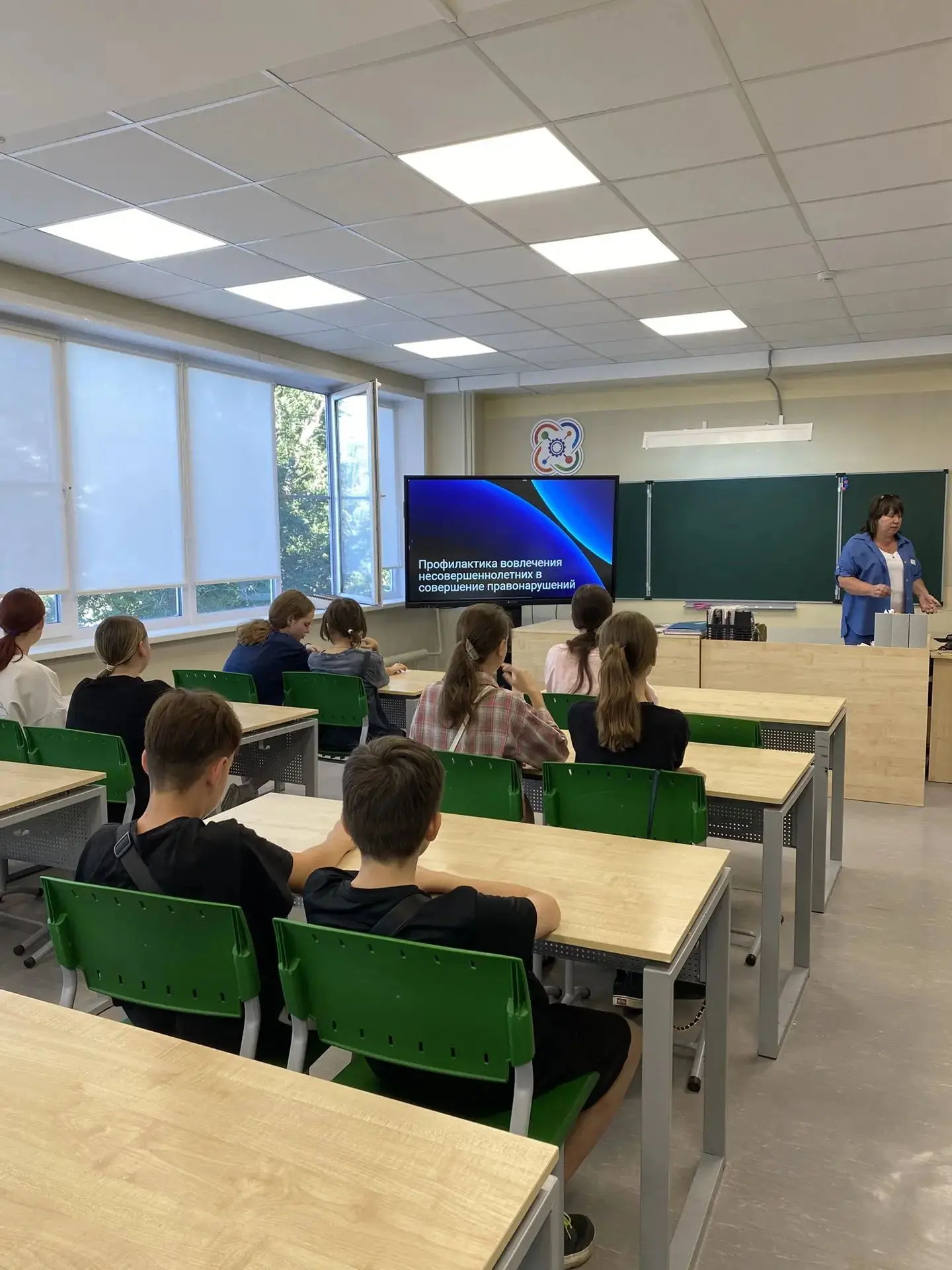 🇷🇺 В школе №27 в рамках Дня профилактики учитель физики Карбовская Анна Александровна и учитель би