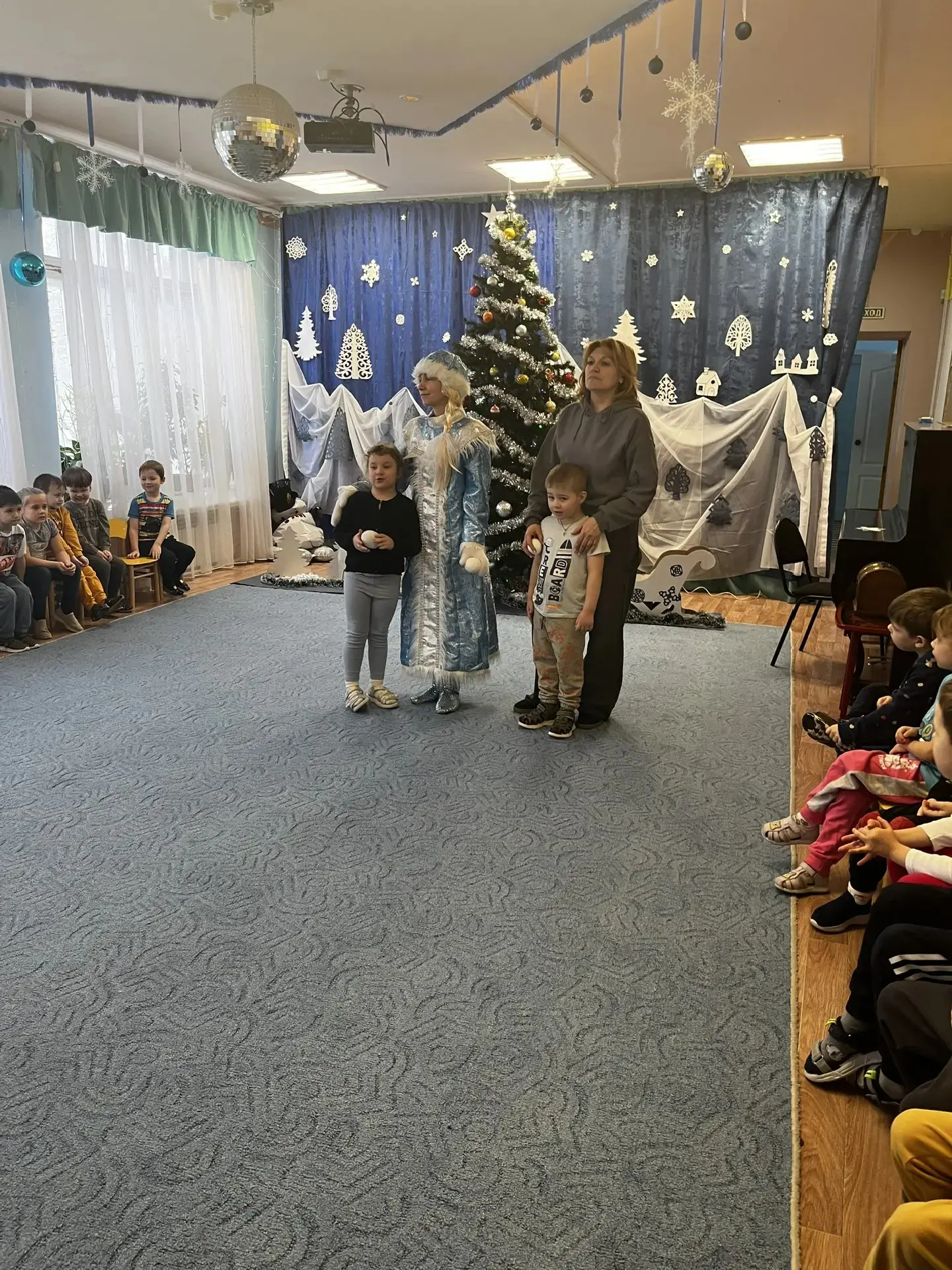 В одно зимнее утро, когда снег тихо покрыл землю белым одеялом, ребята нашего детского ...