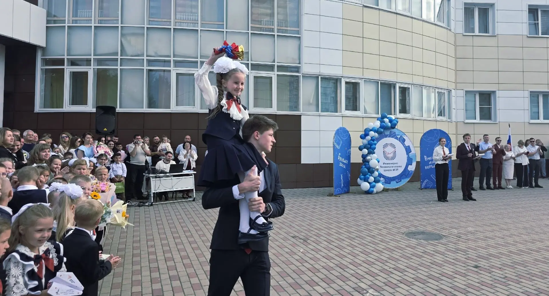 🇷🇺✨️Наша школа распахнула свои двери, встречая новый учебный год ✨🇷🇺