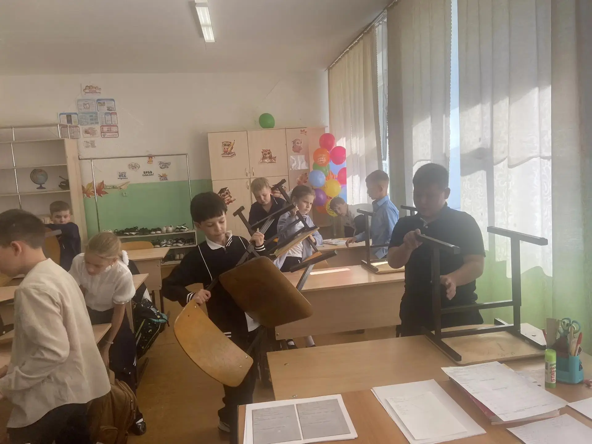 Ученики 3 «Б» класса Лесниковского лицея провели акцию «Чистый четверг». 🧽 Ребята друж...