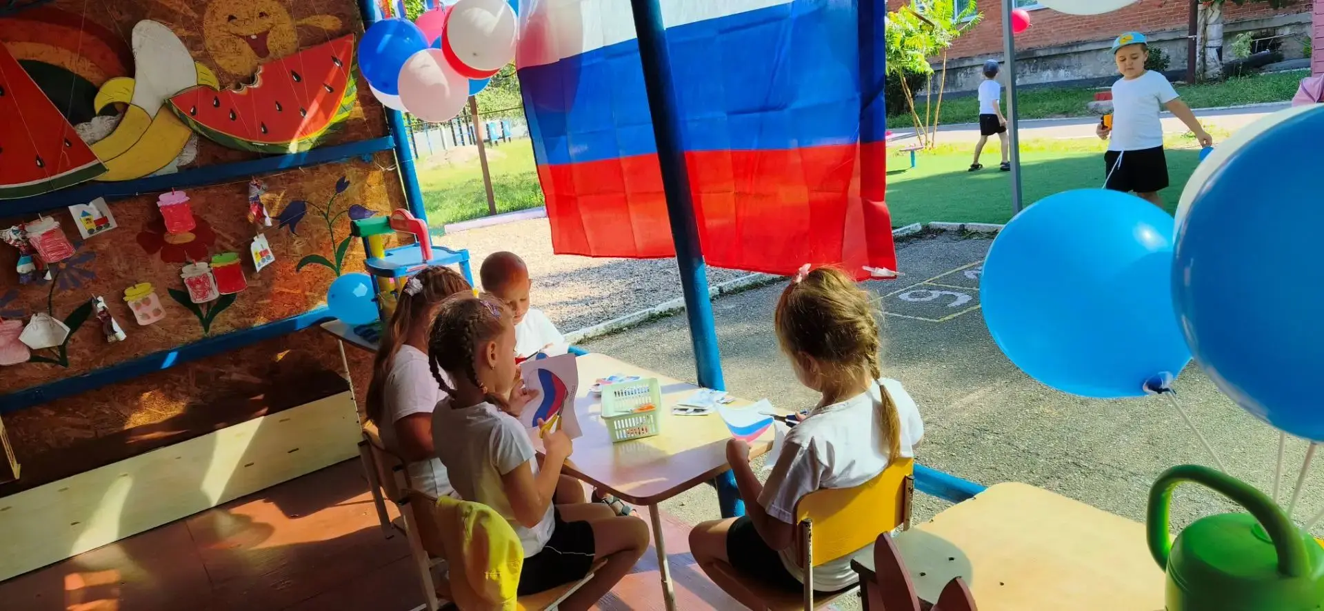 В группе "Лучики" прошел день Российского флага